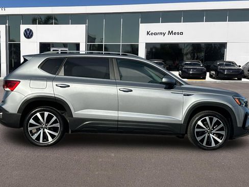 Used 2022 Volkswagen Taos SE FWD image 3