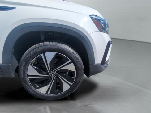 Used 2023 Volkswagen Taos SE w/ Panoramic Sunroof Package AWD/4WD image 27