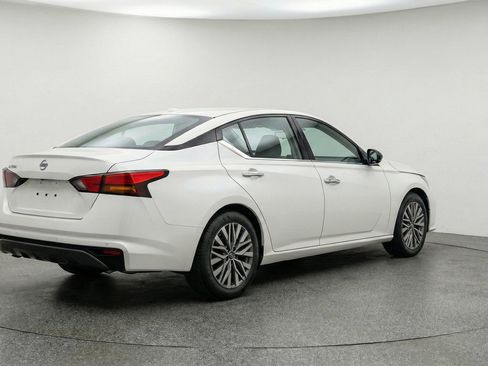 Used 2025 Nissan Altima 2.5 SV FWD image 9