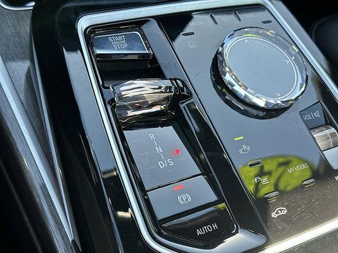 Used 2024 BMW 740i RWD image 15