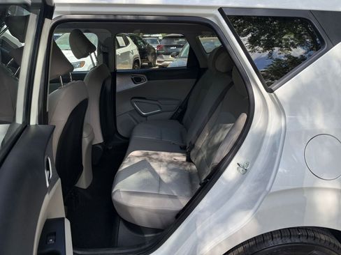 Used 2025 Kia Soul LX w/ LX Technology Package FWD image 36