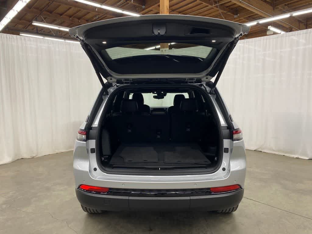 Used 2023 Jeep Grand Cherokee Altitude AWD/4WD image 29