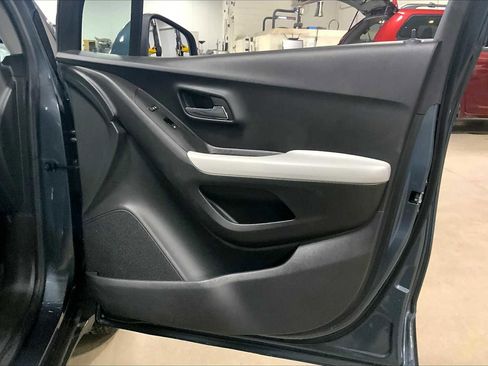 Used 2022 Chevrolet Trax LT w/ LT Convenience Package image 18