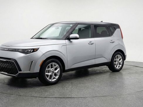 Used 2025 Kia Soul LX w/ LX Technology Package FWD image 3