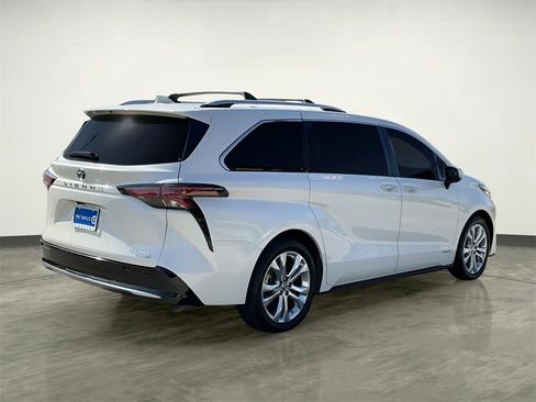 Used 2021 Toyota Sienna Platinum image 10