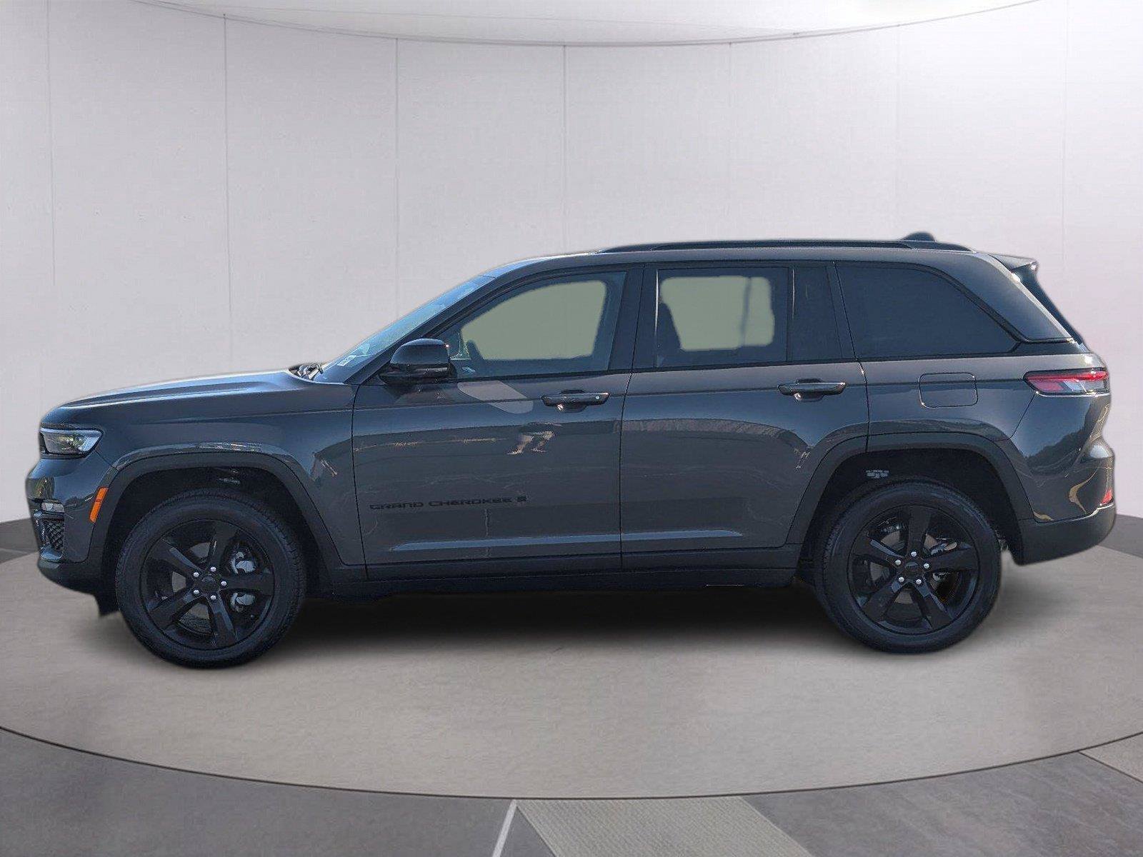 Used 2025 Jeep Grand Cherokee Limited w/ Black Appearance Package AWD/4WD image 2
