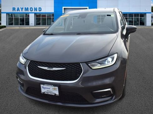 Used 2023 Chrysler Pacifica Touring-L image 7