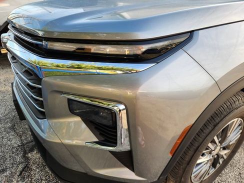 Used 2025 Chevrolet Traverse LT FWD image 6