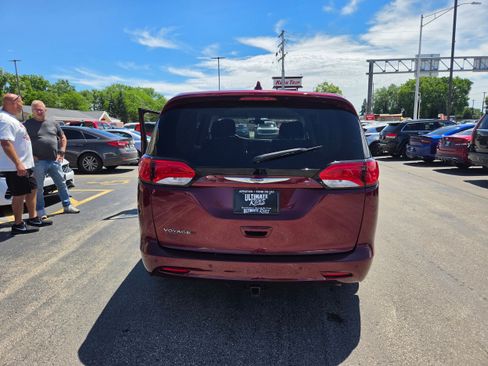 Used 2020 Chrysler Voyager LX FWD image 11