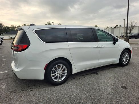 New 2026 Chrysler Pacifica Select image 12