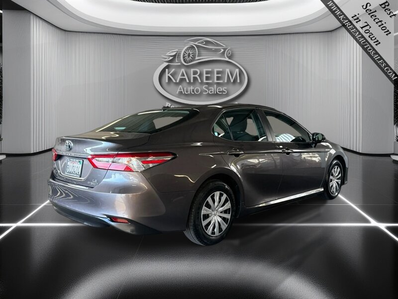 Used 2020 Toyota Camry LE w/ Sunroof Package FWD image 5