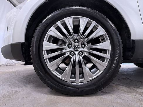 Used 2023 Toyota Venza XLE image 13