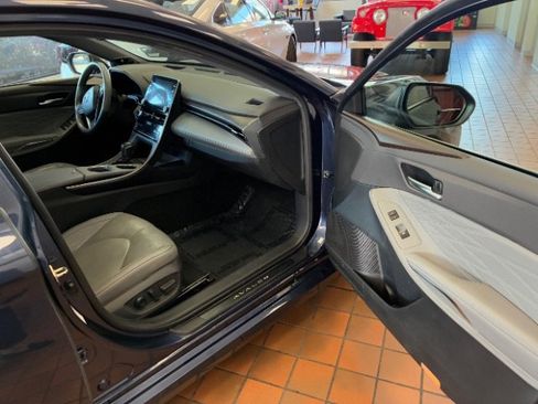 Used 2019 Toyota Avalon Limited image 28