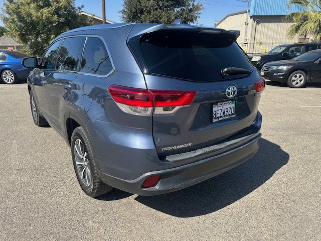 Used 2018 Toyota Highlander XLE w/ Carpet Mat Package (TMS) FWD image 7