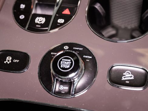 Used 2025 Bentley Bentayga image 53