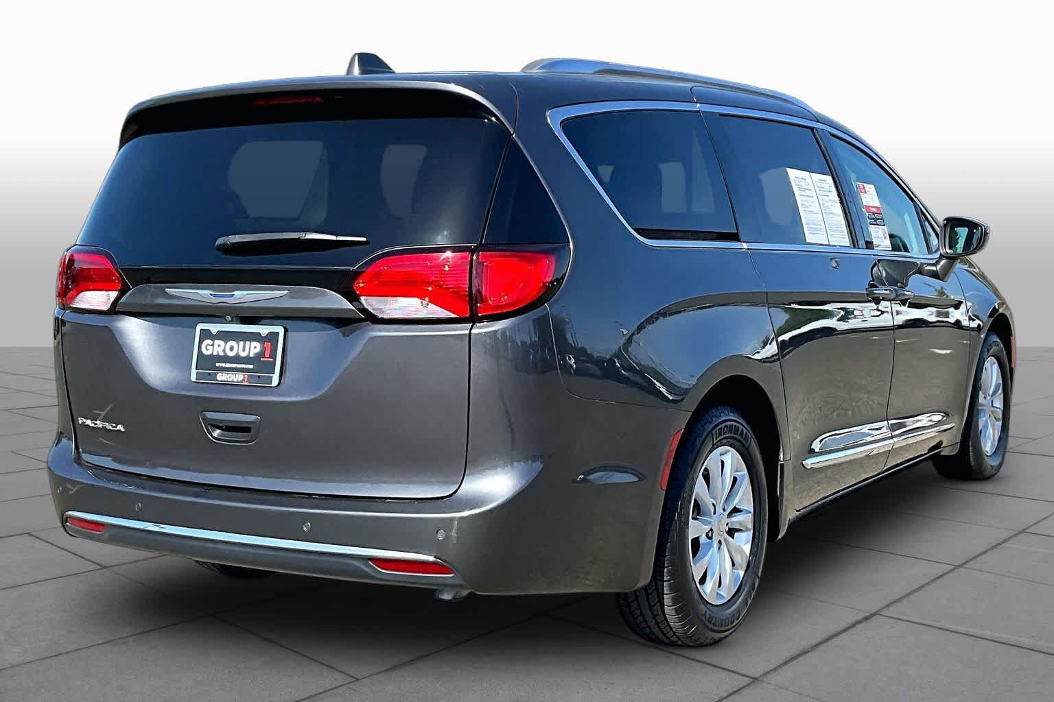 Used 2018 Chrysler Pacifica Touring-L FWD image 12