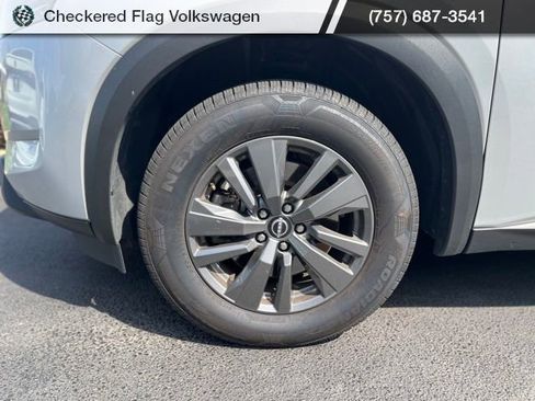 Used 2024 Nissan Pathfinder SV FWD image 3