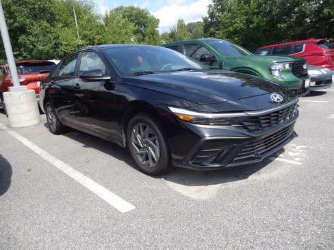 Used 2024 Hyundai Elantra SEL FWD image 3