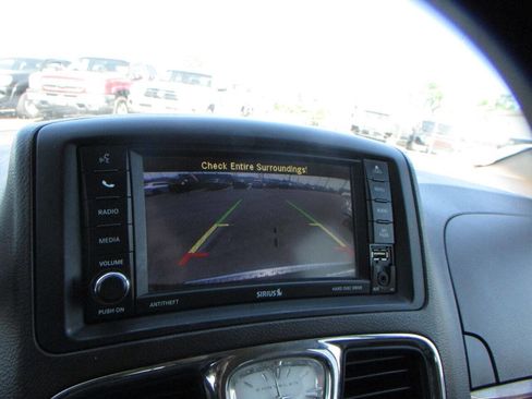 Used 2015 Chrysler Town & Country Touring image 57