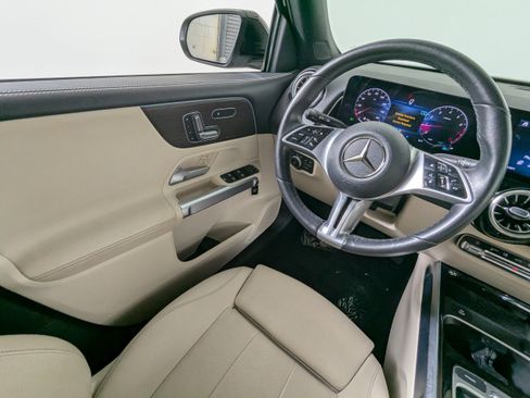 Used 2025 Mercedes-Benz GLB 250 image 10
