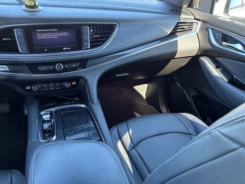 Used 2022 Buick Enclave Essence image 26