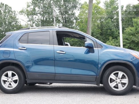 Used 2020 Chevrolet Trax LT w/ LT Convenience Package FWD image 7