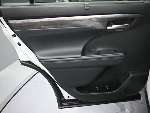 Certified 2025 Toyota Highlander Limited AWD/4WD image 19
