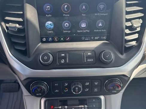 Used 2022 GMC Acadia SLT w/ Technology Package AWD/4WD image 18