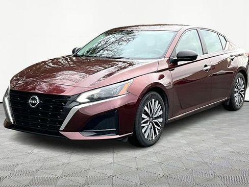 Used 2024 Nissan Altima 2.5 SV image 3
