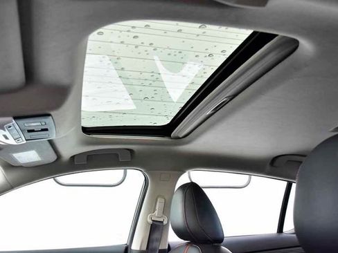 Used 2025 Nissan Sentra SR w/ SR Premium Package image 11