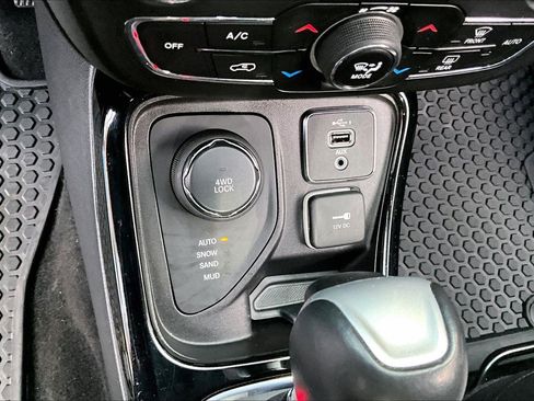 Used 2020 Jeep Compass Latitude image 32