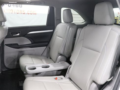 Used 2018 Toyota Highlander XLE AWD/4WD image 16