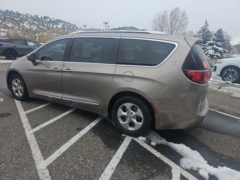 Used 2017 Chrysler Pacifica Touring-L Plus FWD image 6