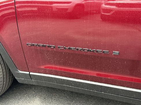 New 2025 Jeep Grand Cherokee Limited w/ Black Appearance Package image 12