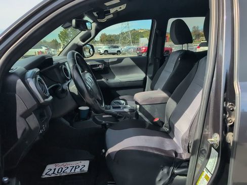 Used 2018 Toyota Tacoma TRD Sport image 9