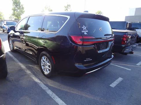 Used 2023 Chrysler Pacifica Touring-L image 4
