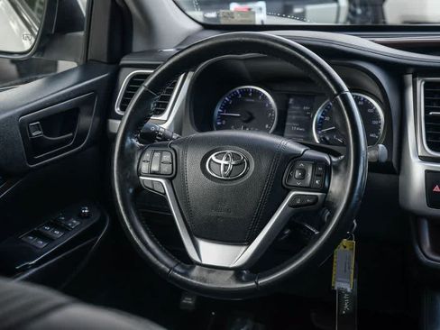 Used 2017 Toyota Highlander Plus FWD image 13