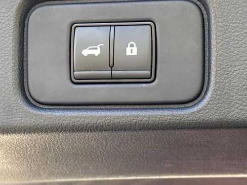 Used 2023 Nissan Pathfinder SL AWD/4WD image 18