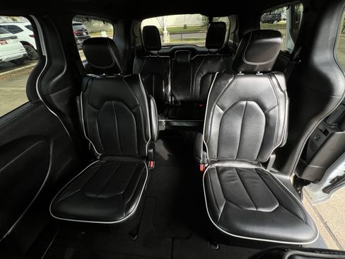 Used 2024 Chrysler Pacifica Limited w/ S Appearance Package image 25