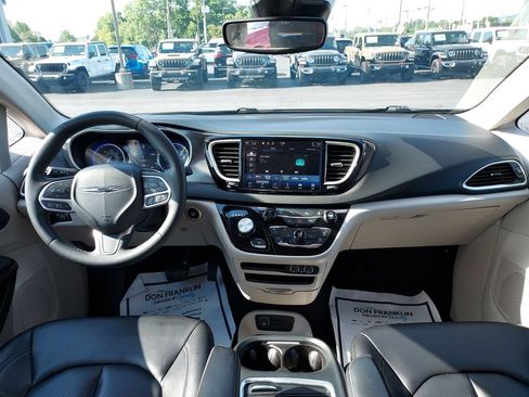 Used 2023 Chrysler Pacifica Touring-L FWD image 12