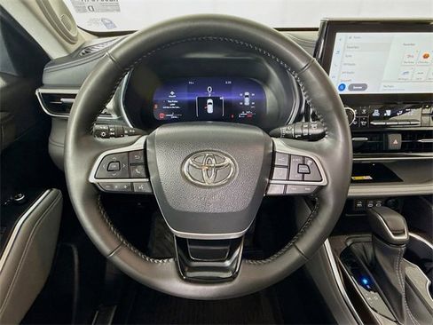 Used 2023 Toyota Highlander L image 9
