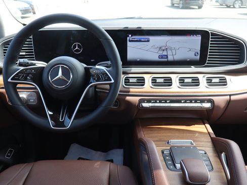 Used 2024 Mercedes-Benz GLS 450 4MATIC image 13