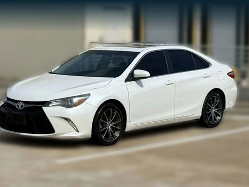 Used 2015 Toyota Camry XSE w/ Moonroof Package image 3