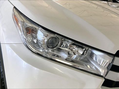 Used 2019 Toyota Highlander XLE FWD image 25
