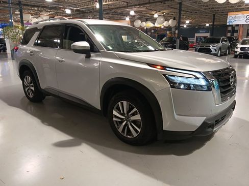 Used 2025 Nissan Pathfinder SL AWD/4WD image 8