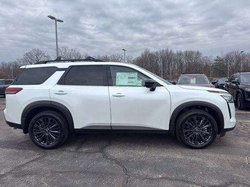 New 2026 Nissan Pathfinder SL image 4