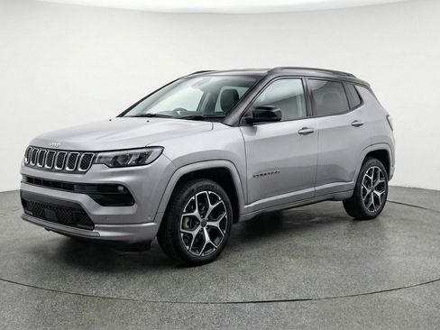 Used 2025 Jeep Compass Limited AWD/4WD image 3