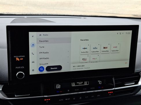 Used 2025 Toyota Sienna XLE image 17