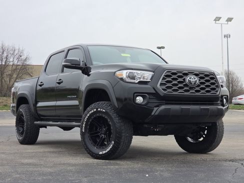 Used 2023 Toyota Tacoma TRD Off-Road image 2