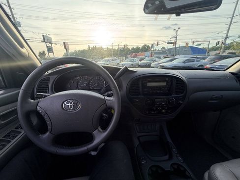Used 2007 Toyota Sequoia SR5 AWD/4WD image 4